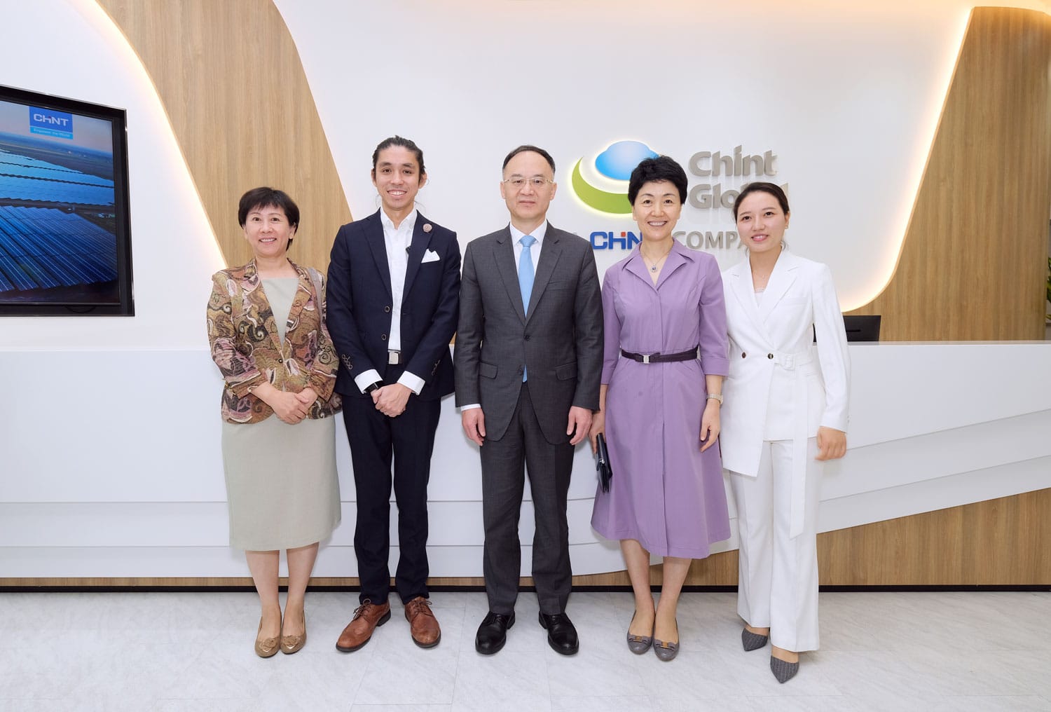 Nong Rong’s visit to CHINT Global APAC Office