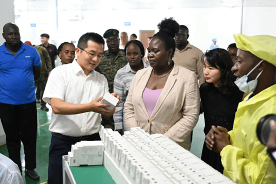 Zhu Xiaowei (left), General Manager of CHINT Meter, presented and explained to Minister Hon. Ruth Nankabirwa (center)